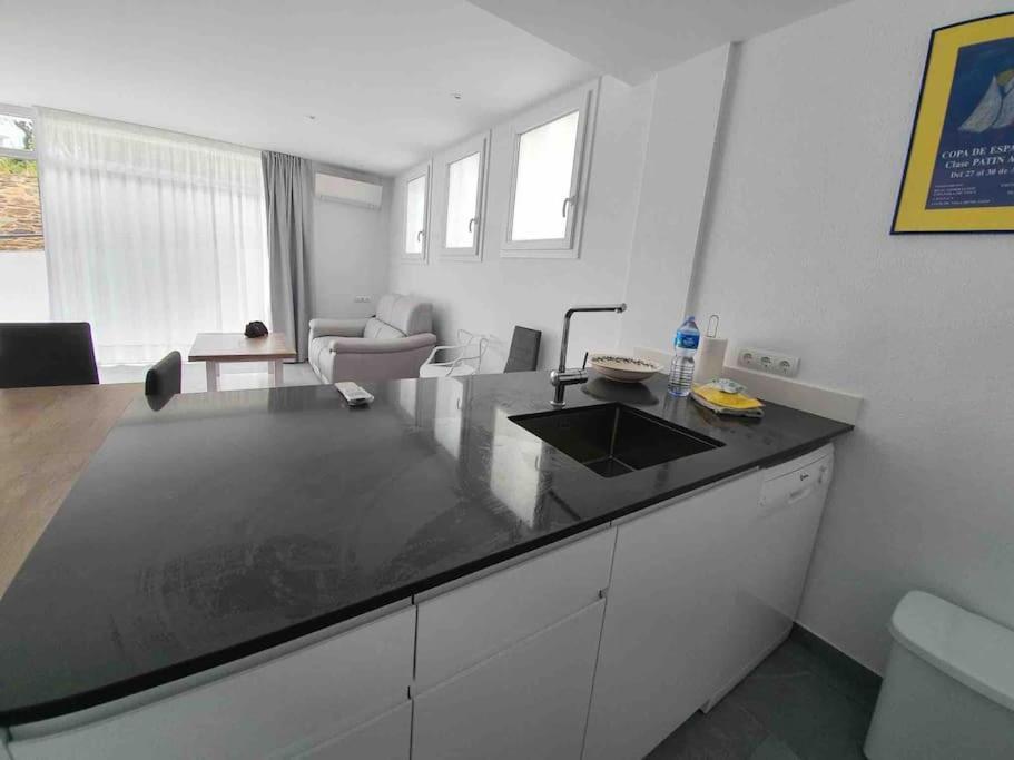 Espectacular Planta Baja Con Terraza Y Parking A 5 Min De La Playa Apartman Cadaqués Kültér fotó